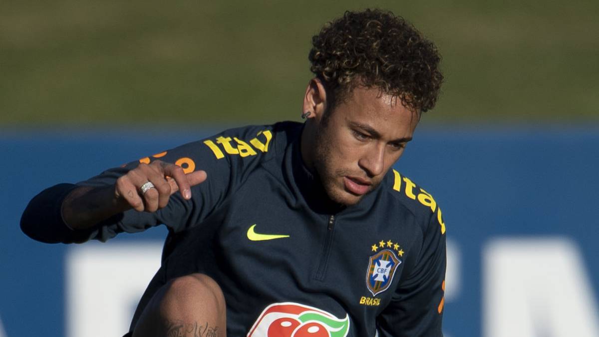 在球场上展 在球场上展